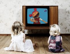С какого возраста ребенку можно смотреть телевизор: условия для просмотра и влияние на здоровье